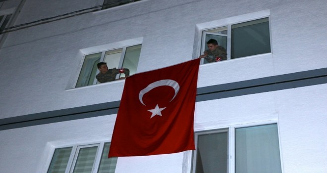 Acı haber verildi, şehitlerin evine bayrak asıldı...