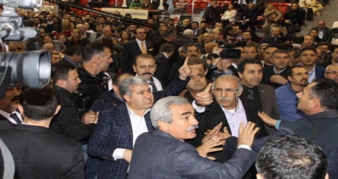 CHP Kongresinde kavga çıktı