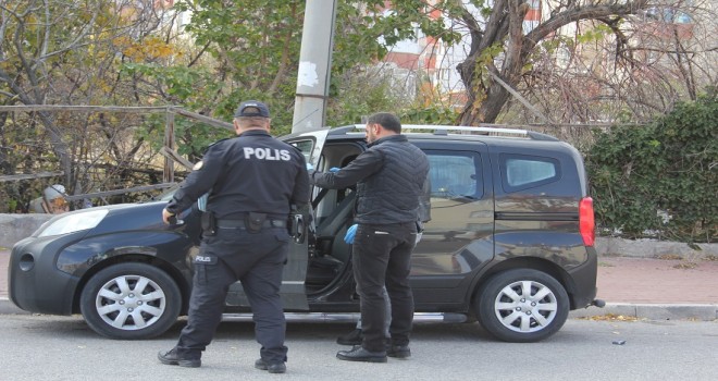 Araç içerisinde bıçaklanmış vaziyette ölü bulundu