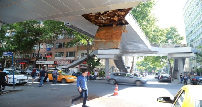 Hasar gören üst geçit vatandaşları korkuttu