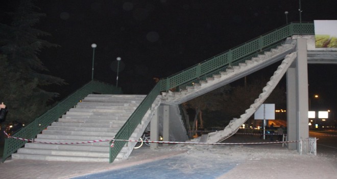 Yaya üst geçidinin merdivenleri çöktü : 2 yaralı