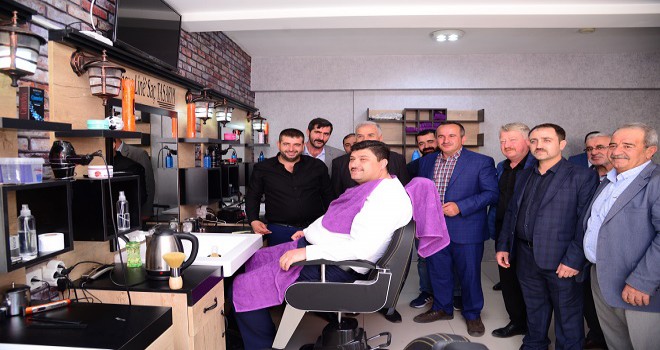 Açılışını yaptığı berberin ismini değiştirdi...