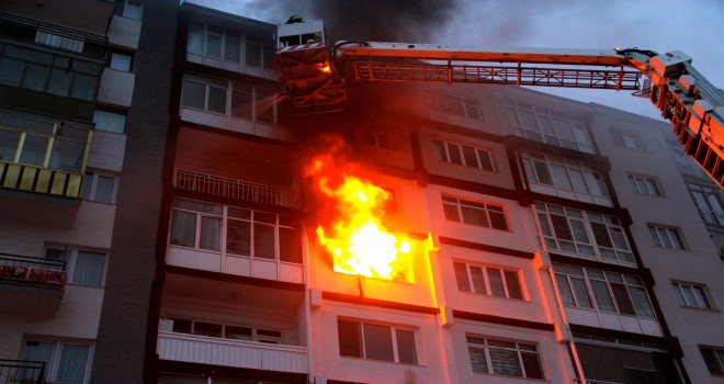 Yangın çıktı evlerinde mahsur kaldılar...