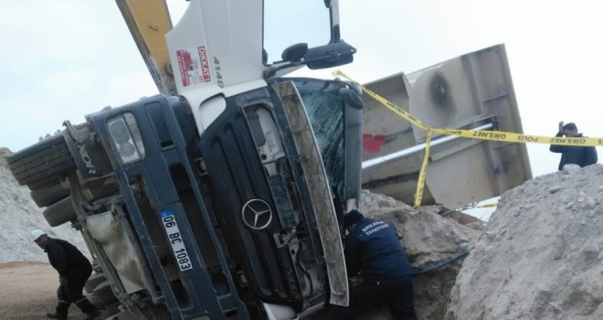 Kahramankazan'da harfiyat kamyonu devrildi