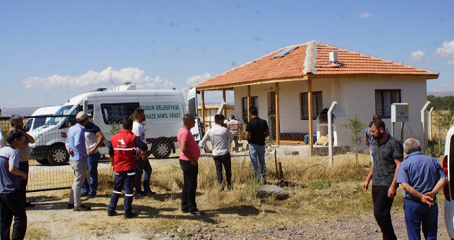 Bağ evinde sırtından bıçaklandı ve öldü...