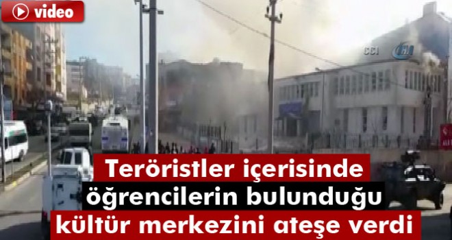 Öğrenci dolu Kültür merkezini ateşe verdiler