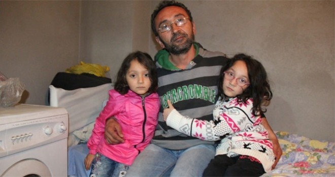 İki çocuğuyla inşaatta yaşıyor