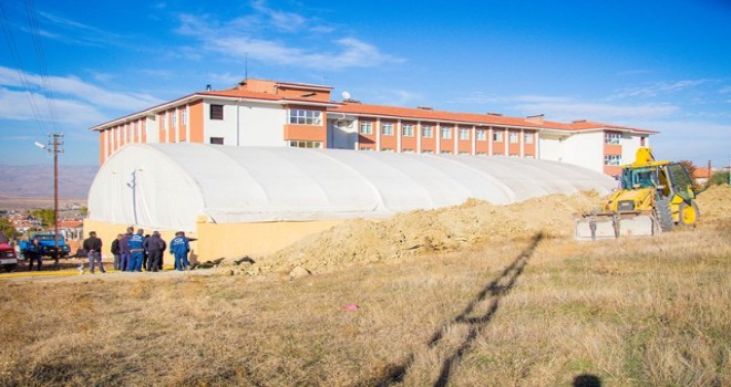 Okula yüzme havuzu monte ettiler