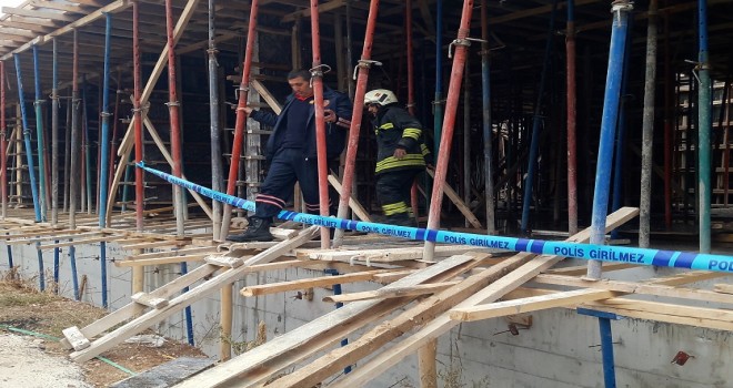 İnşaat kalıbı çöktü: 2 yaralı