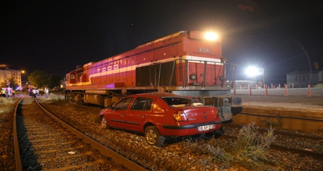 Lokomotif otomobile çarptı...