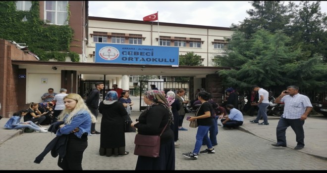 Öğrenciler içeride Veliler dışarıda ter döküyor