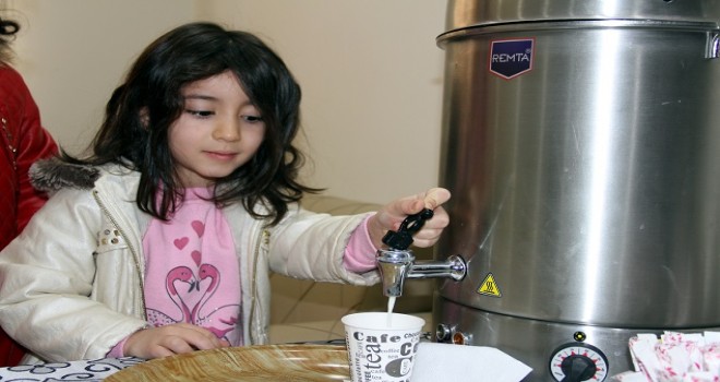 Öğrencilere sıcak süt servisi Apartman yöneticisinden