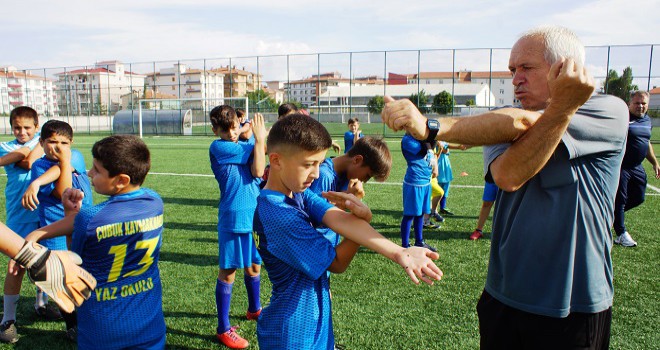 Çocukların futbolculuk hayalini gerçekleştiriyorlar...