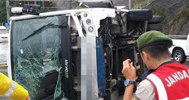 Yolcu otobüsü yan yattı: 24 yaralı