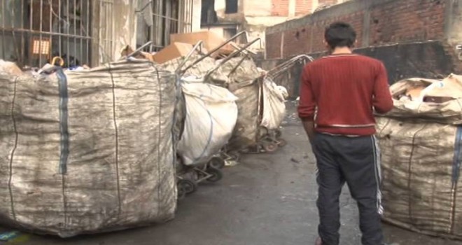 Mültecileri zorla kağıt toplayıcı yaptırmışlar...