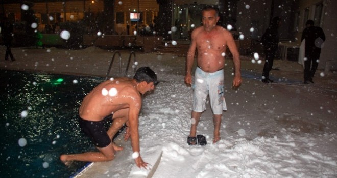 Lapa lapa kar ve dondurucu soğukta havuza sefası