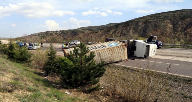 Köpeğe çarpmamak için kaza yaptı...