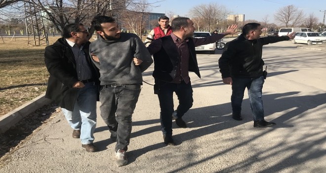 Yakalanan arkadaşını uzaktan izlerken yakayı ele verdi