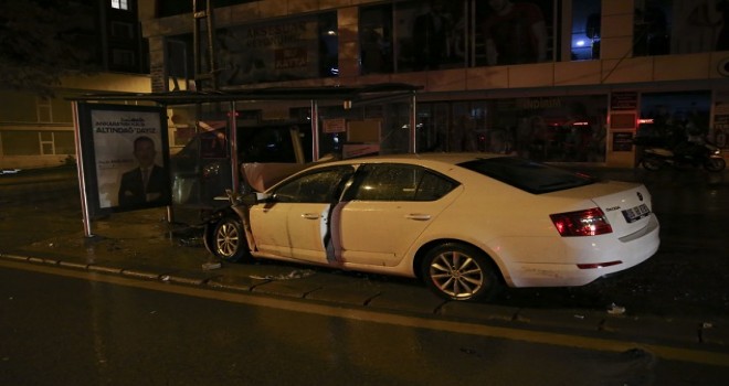 Otobüs durağına daldı...