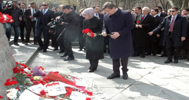 Davutoğlu, Kızılay'da esnafları ziyaret etti