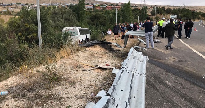 Turist taşıyan otobüs devrildi...