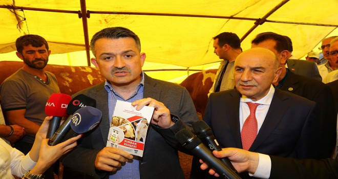 BAKAN PAKDEMİRLİ, BAŞKAN ALTINOK İLE KURBAN SATIŞ ALANINI GEZDİ