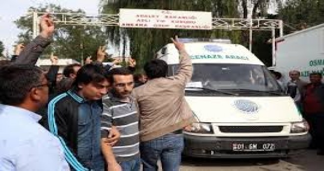 Adli Tıp kurumunun önünde bekleyiş sürüyor