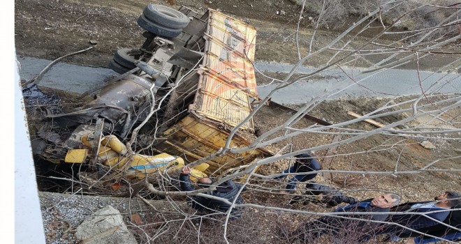 Pancar yüklü kamyon dereye devrildi...