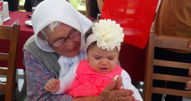 Torununun torunuyla aynı karede buluştu