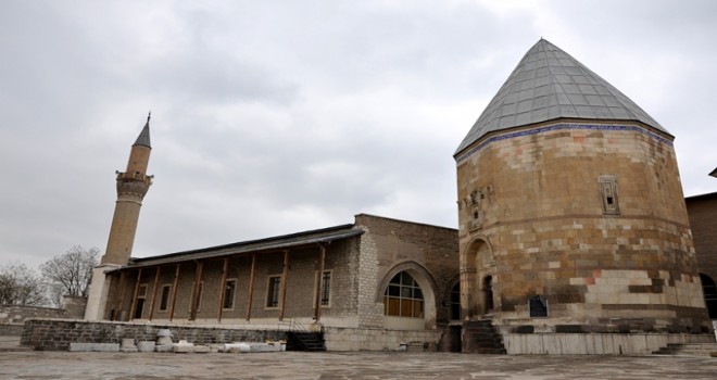 800 yıllık camii kül oluyordu