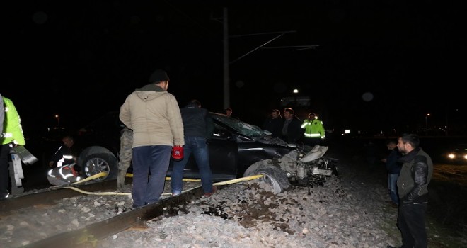 Hemzemin geçitte istop etti, tren çarptı