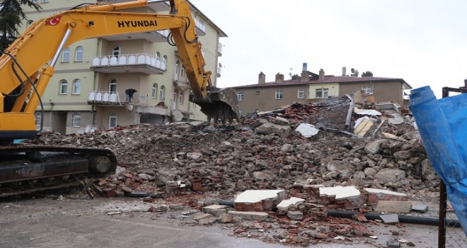 Yıkım sırasında bina çöktü