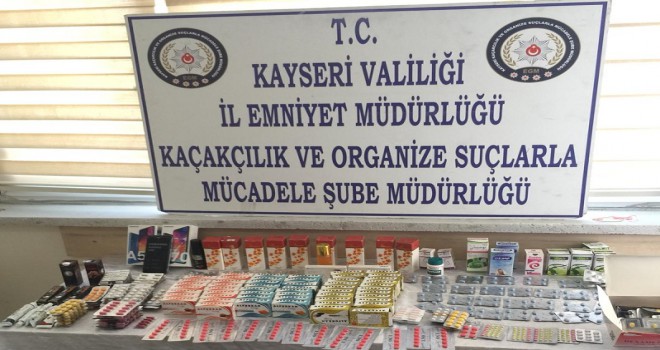 Giyim mağazasında cinsel içerikli hap satarken yakalandı...