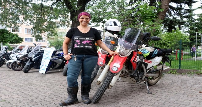Motosikletli kadından kanser farkındalık turu