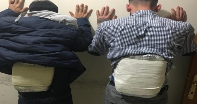 Uyuşturucuyu vücutlarına sarmışlar