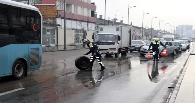 Yola savrulan tekerlek trafiği alt üst etti