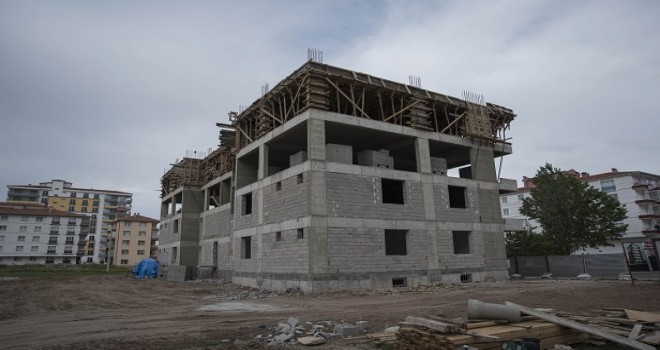 İnşaattan düşen işçi öldü...