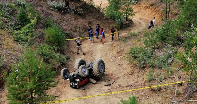 Karı koca traktörün altında kaldı...