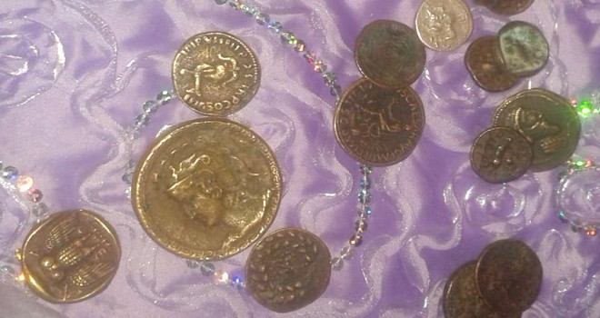 Altın sikkeleri çeyiz sandığına saklamışlar...