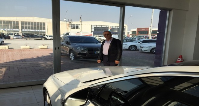 Yeni aldığı aracın içinden çıkan altınları sahibine teslim etti...