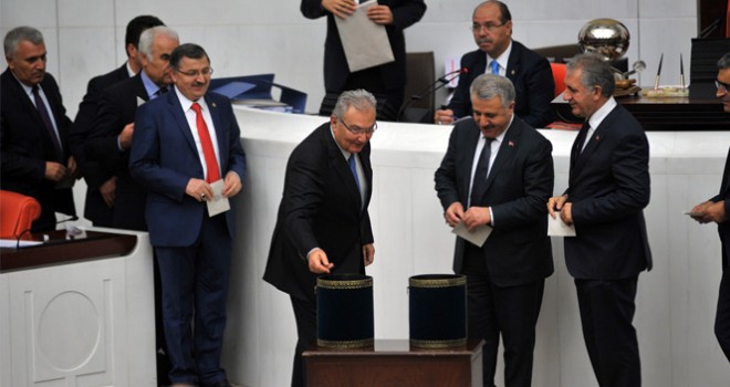 Anayasa değişikliği teklifinin 6. 7. ve 8. maddeleri kabul edildi!