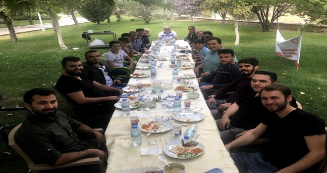 Gençler yaşlılarla piknik yaptı...