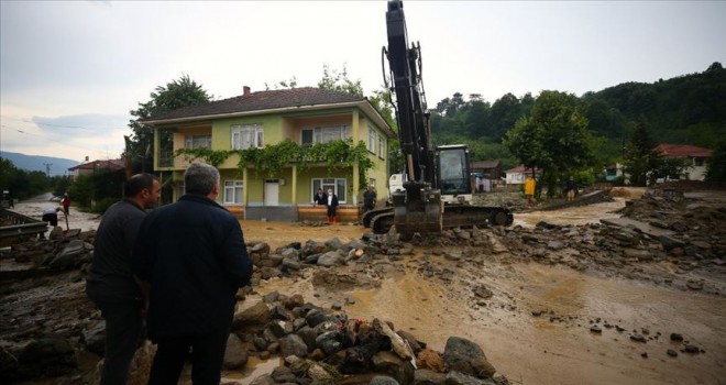 Düzce'de sağanak su baskınlarına yol açtı