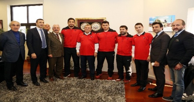 Dünya şampiyonu Milli Güreşçiler Ato'da