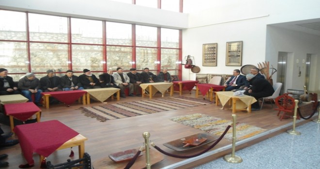 Her sabah namazında cemaatle toplantı yapıyor