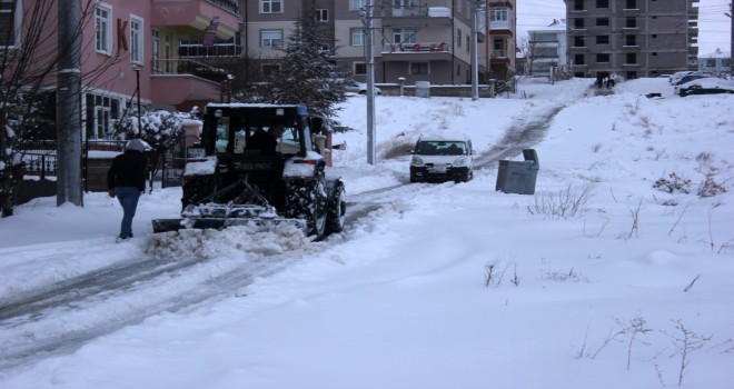 İş başa düştü, muhtar traktörüyle yolları temizledi...