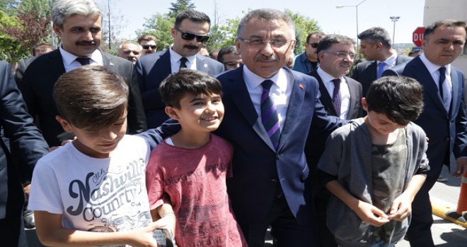 Evlerinde ki halılarla halı saha yapan çocuklara oyuncak verdi...