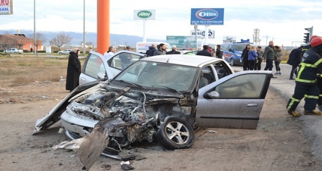 Yolcu otobüsü ile otomobil çarpıştı: 3 yaralı