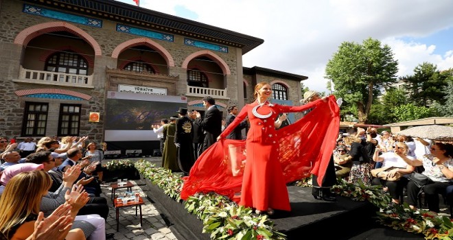 Başkentte Atatürk Giysi Koleksiyonu sergilendi