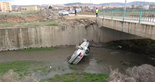 Kırıkkale'de otomobil dereye düştü: 2 yaralı